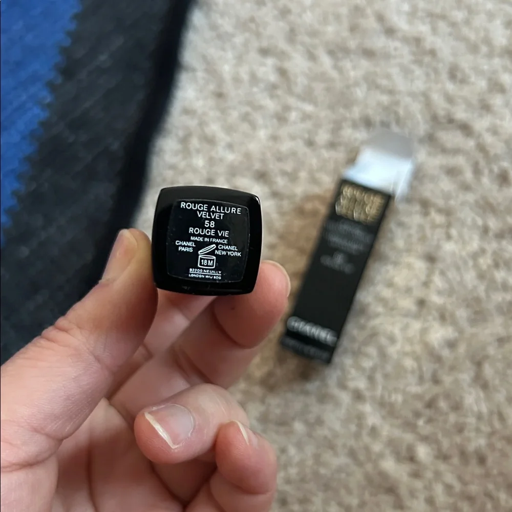 CHANEL Rouge Allure Velvet Lipstick 58 Rouge Vie